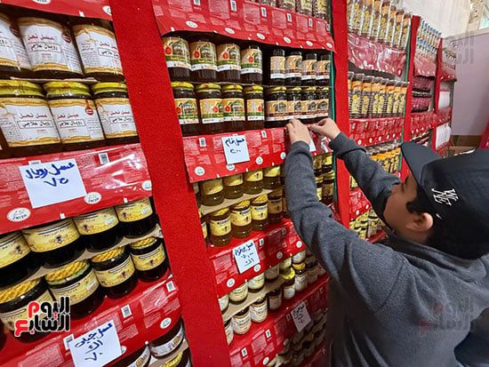 أصناف العسل وزيت الزيتون بمعرض السلع في المتحف الزراعي أصناف العسل وزيت الزيتون بمعرض السلع في المتحف الزراعي