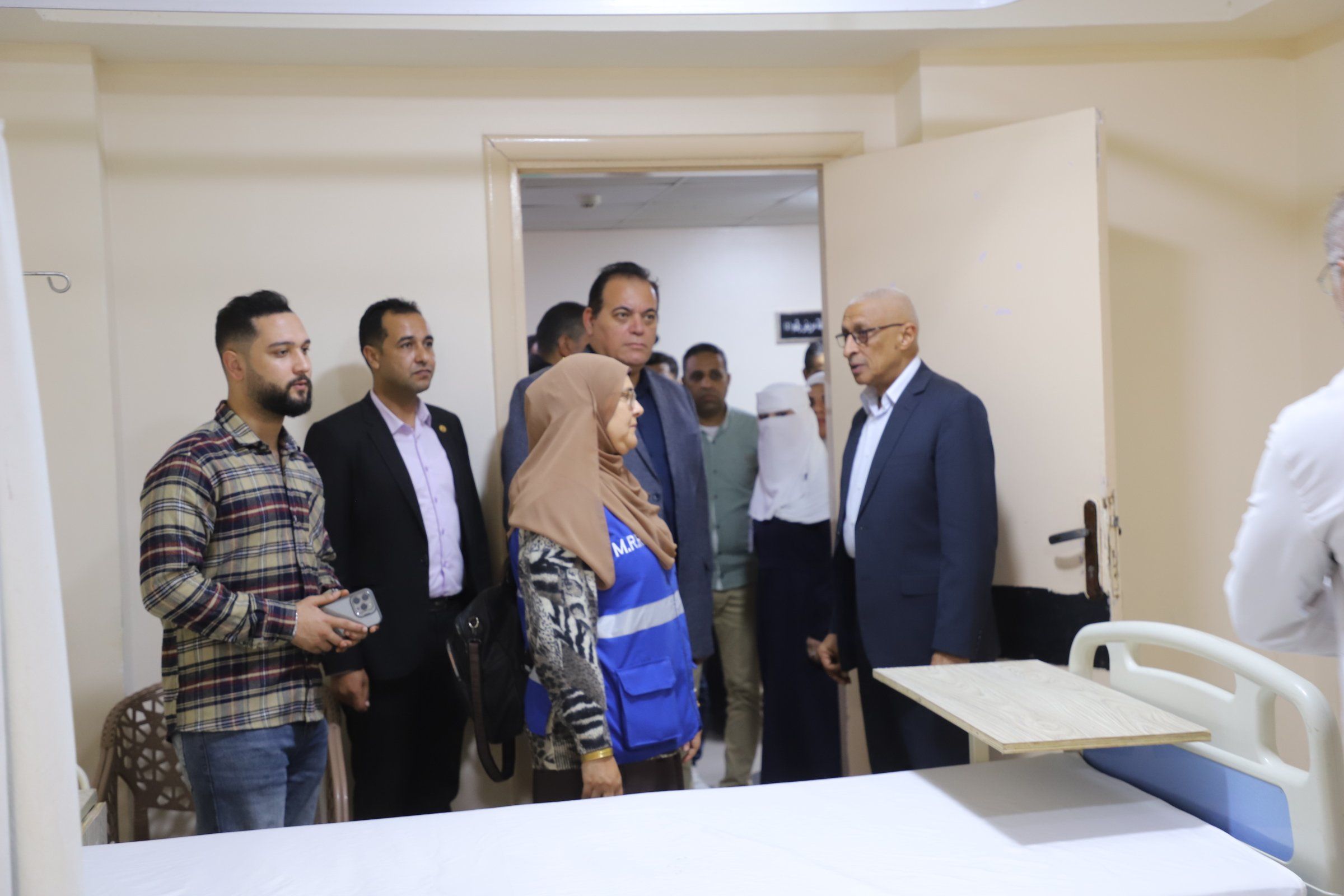 حديث بين المحافظ وأطقم التمريض حديث بين المحافظ وأطقم التمريض