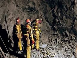 مقتل وفقدان 5 أشخاص إثر انهيار أرضي في منجم بإندونيسيا 