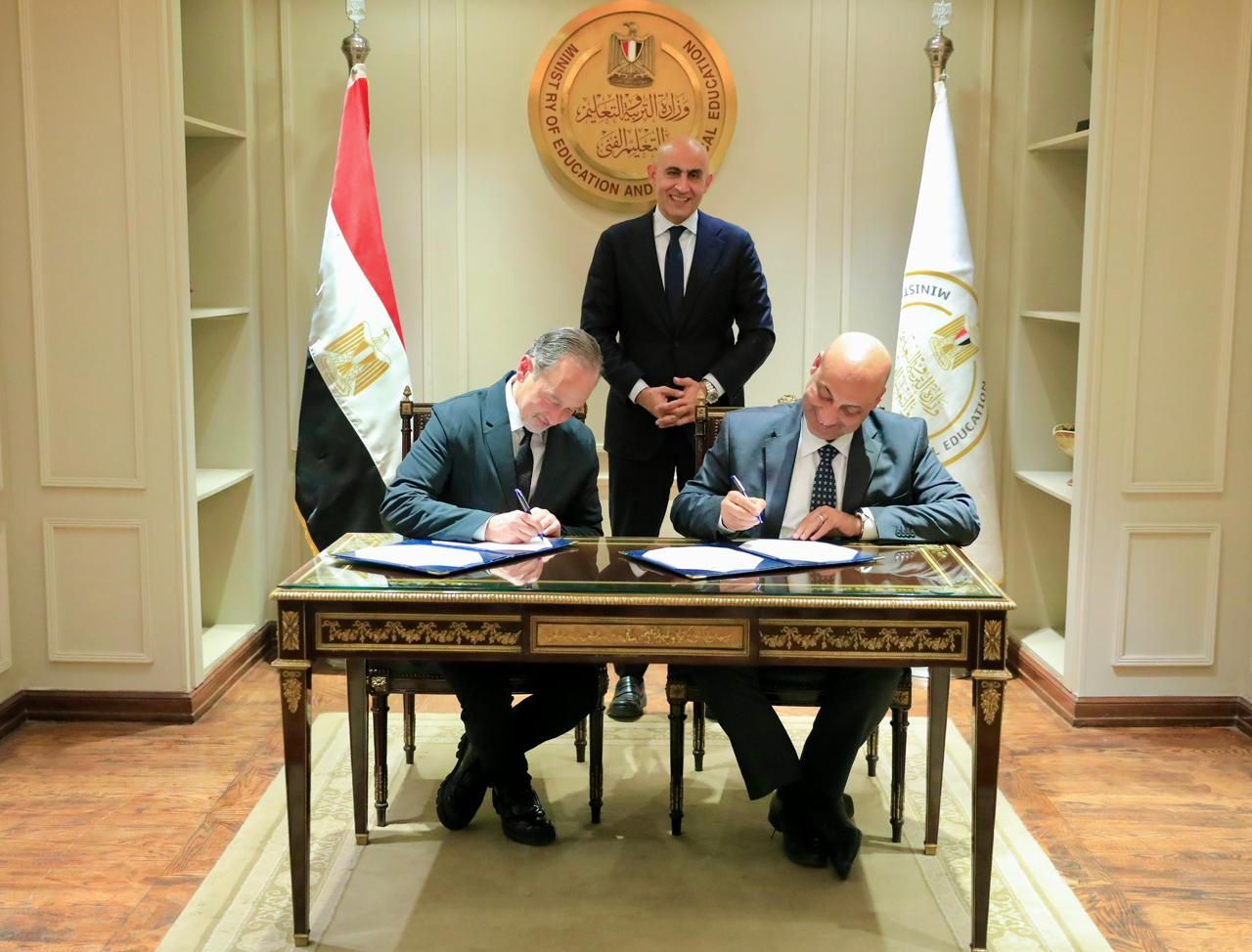 جانب من توقيع الاتفاقية جانب من توقيع الاتفاقية