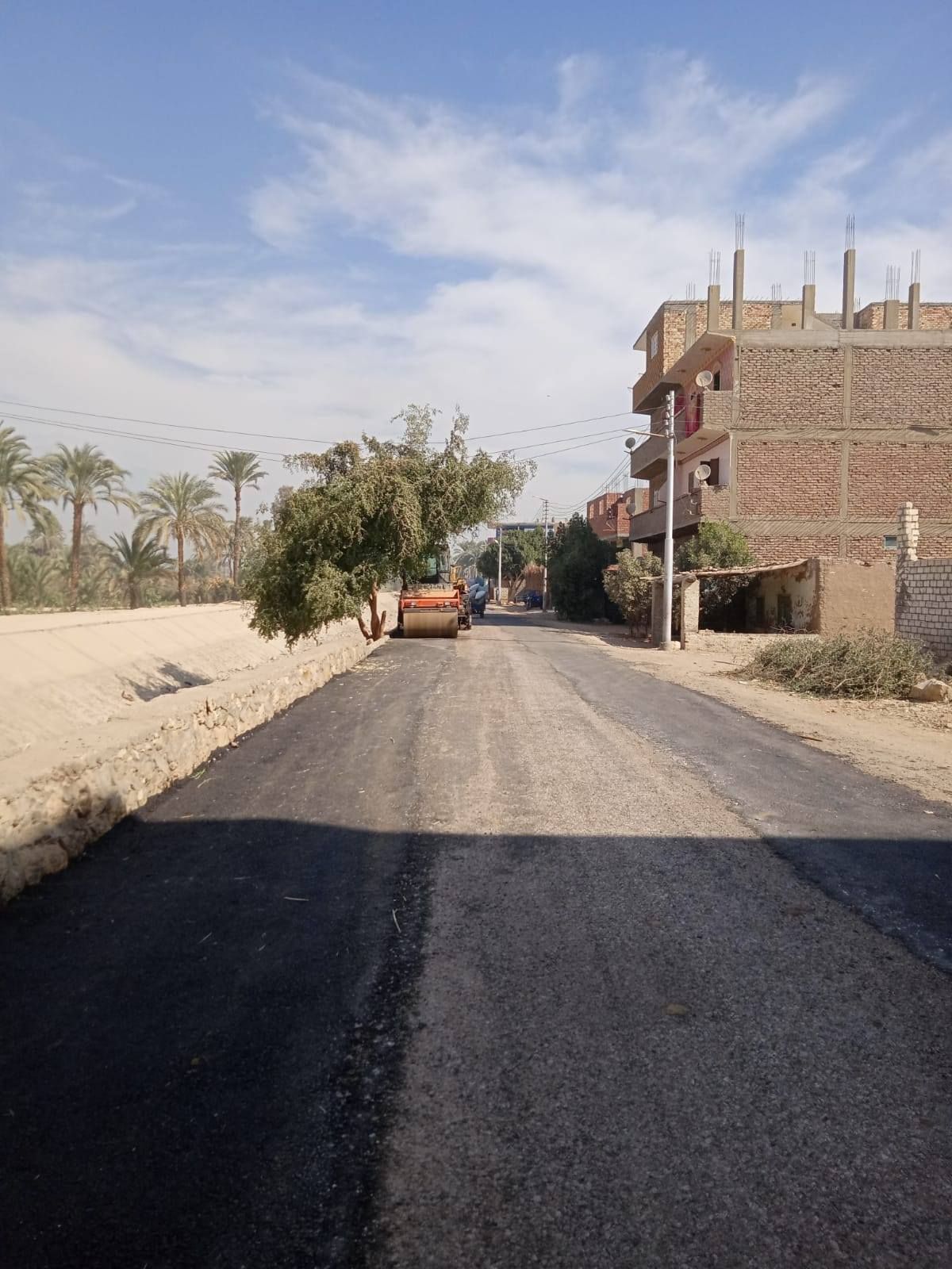 عمليات تأهيل طريق أسفلت وبندورة مدخل نجع أبو الحمد