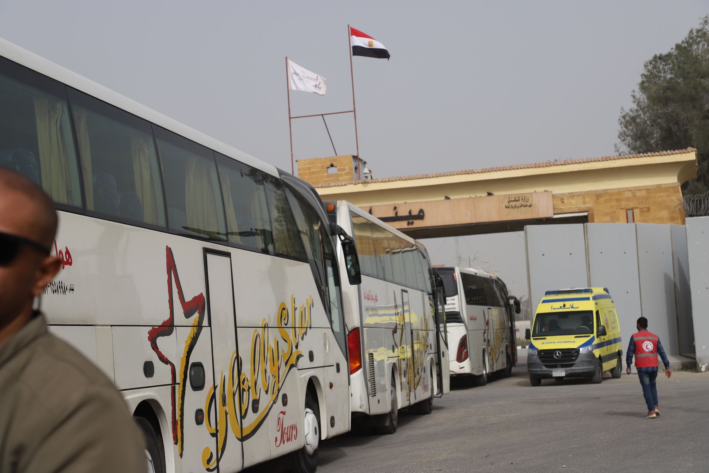 دخول الاتوبيسات لاستقبال الجرحي الفلسطينين دخول الاتوبيسات لاستقبال الجرحي الفلسطينين