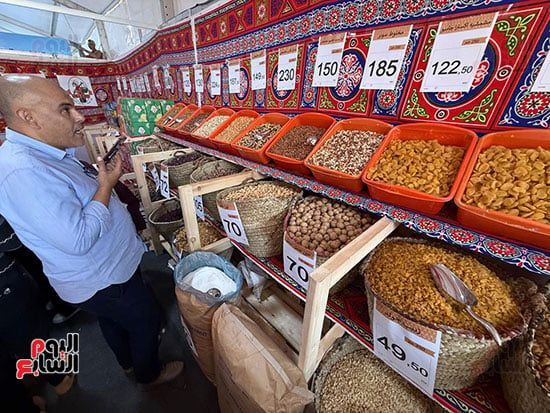 ياميش رمضان من داخل معرض السلع بالمتحف الزراعي ياميش رمضان من داخل معرض السلع بالمتحف الزراعي