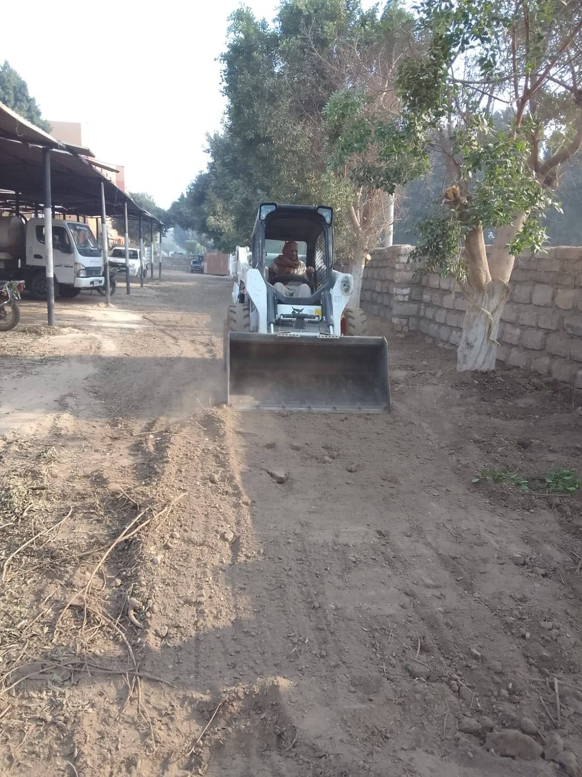 إعادة تأهيل مدخل طريق نجع أبو الحمد بطول 1100 متر طولى