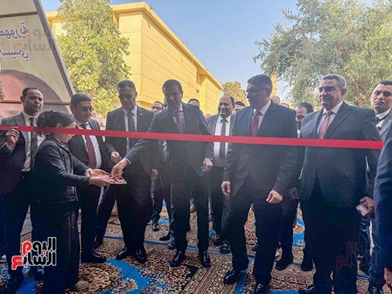 وزيرا الزراعة والتموين ومحافظ الجيزة يفتتحون معرض السلع (2) وزيرا الزراعة والتموين ومحافظ الجيزة يفتتحون معرض السلع (2)