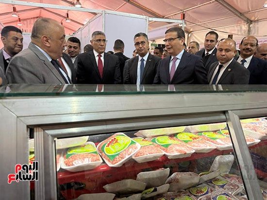 وزيرا الزراعة والتموين ومحافظ الجيزة داخل معرض السلع بالمتحف الزراعى وزيرا الزراعة والتموين ومحافظ الجيزة داخل معرض السلع بالمتحف الزراعى