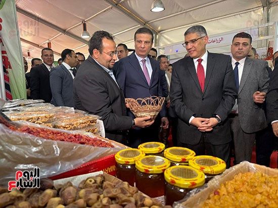 وزيرا الزراعة والتموين ومحافظ الجيزة يتفقدون معرض السلع بالمتحف الزراعى وزيرا الزراعة والتموين ومحافظ الجيزة يتفقدون معرض السلع بالمتحف الزراعى