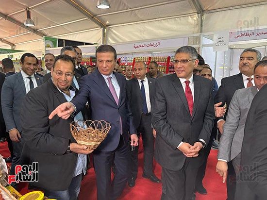 وزيرا الزراعة والتموين ومحافظ الجيزة خلال تفقد أقسام المعرض وزيرا الزراعة والتموين ومحافظ الجيزة خلال تفقد أقسام المعرض