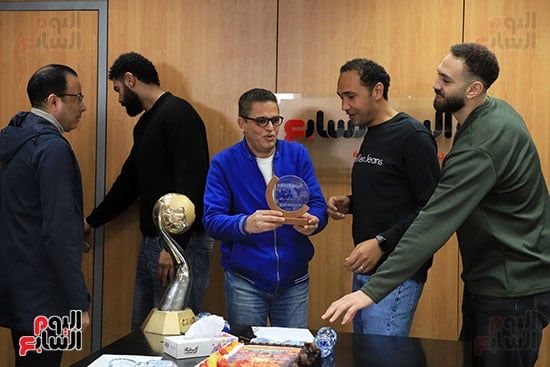 أستاذ عبد الفتاح عبد المنعم رئيس التحرير يسلم درع التكريم لمنتخب اليد أستاذ عبد الفتاح عبد المنعم رئيس التحرير يسلم درع التكريم لمنتخب اليد