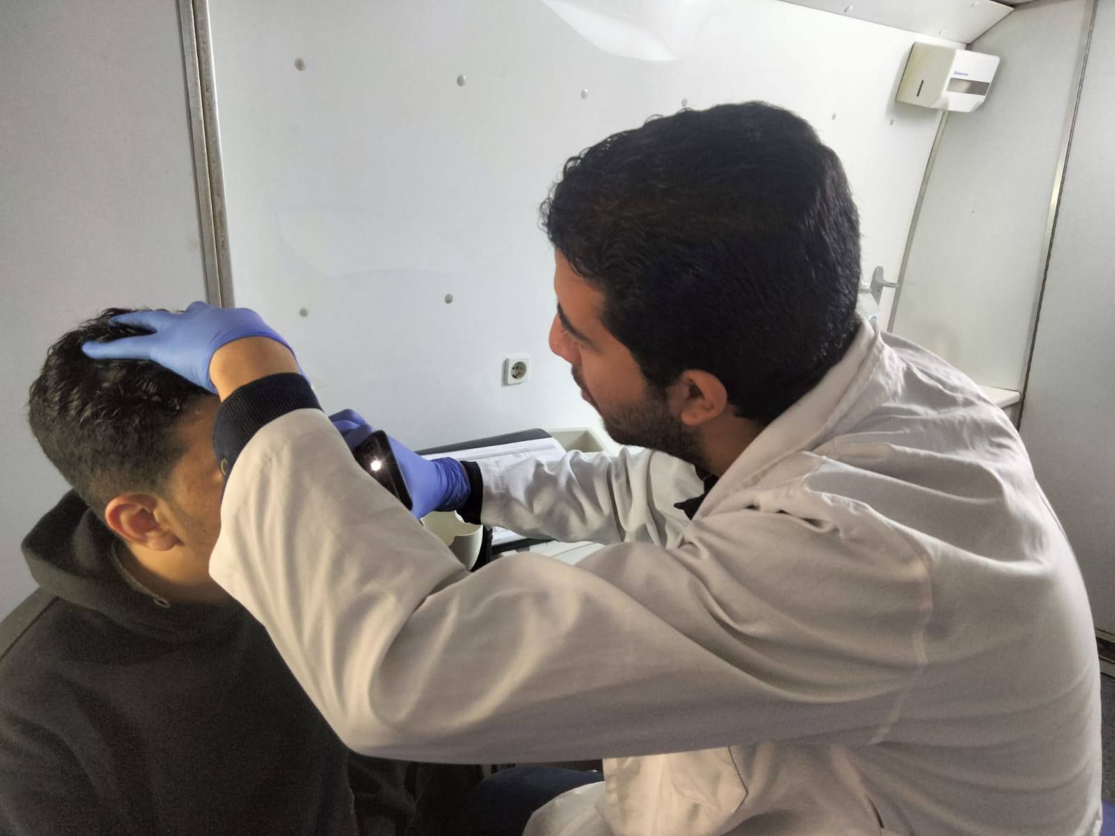 اجراء الكشف الطبي على شاب_1 اجراء الكشف الطبي على شاب_1