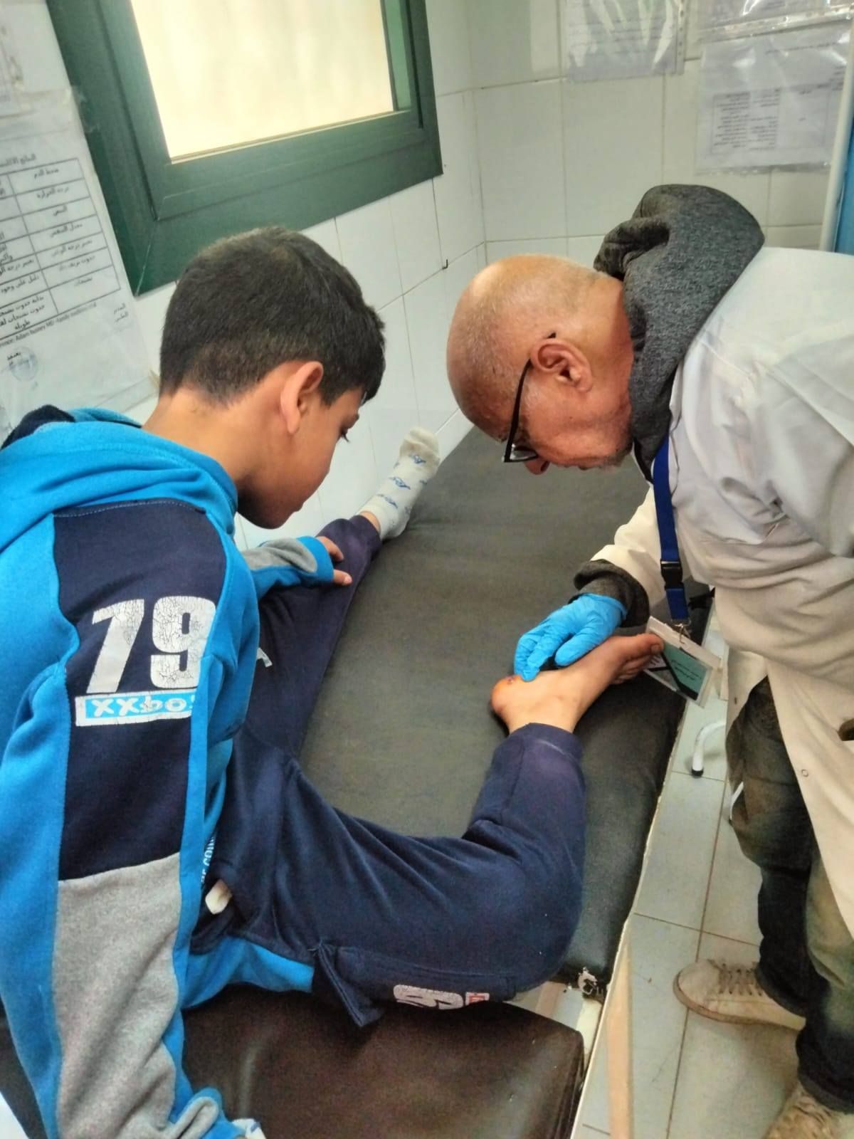 اجراء الكشف الطبي على طفل اجراء الكشف الطبي على طفل