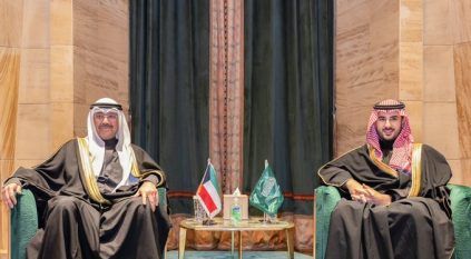 خالد بن سلمان يستعرض العلاقات ومستجدات الأحداث مع وزير الدفاع الكويتي