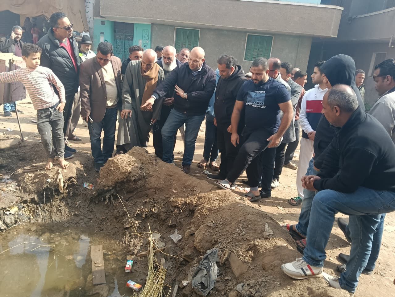 نائب محافظ الجيزة يتفقد منطقة المستودع بقرية الطرفاية لحل مشكلة تسرب المياه (2) نائب محافظ الجيزة يتفقد منطقة المستودع بقرية الطرفاية لحل مشكلة تسرب المياه (2)