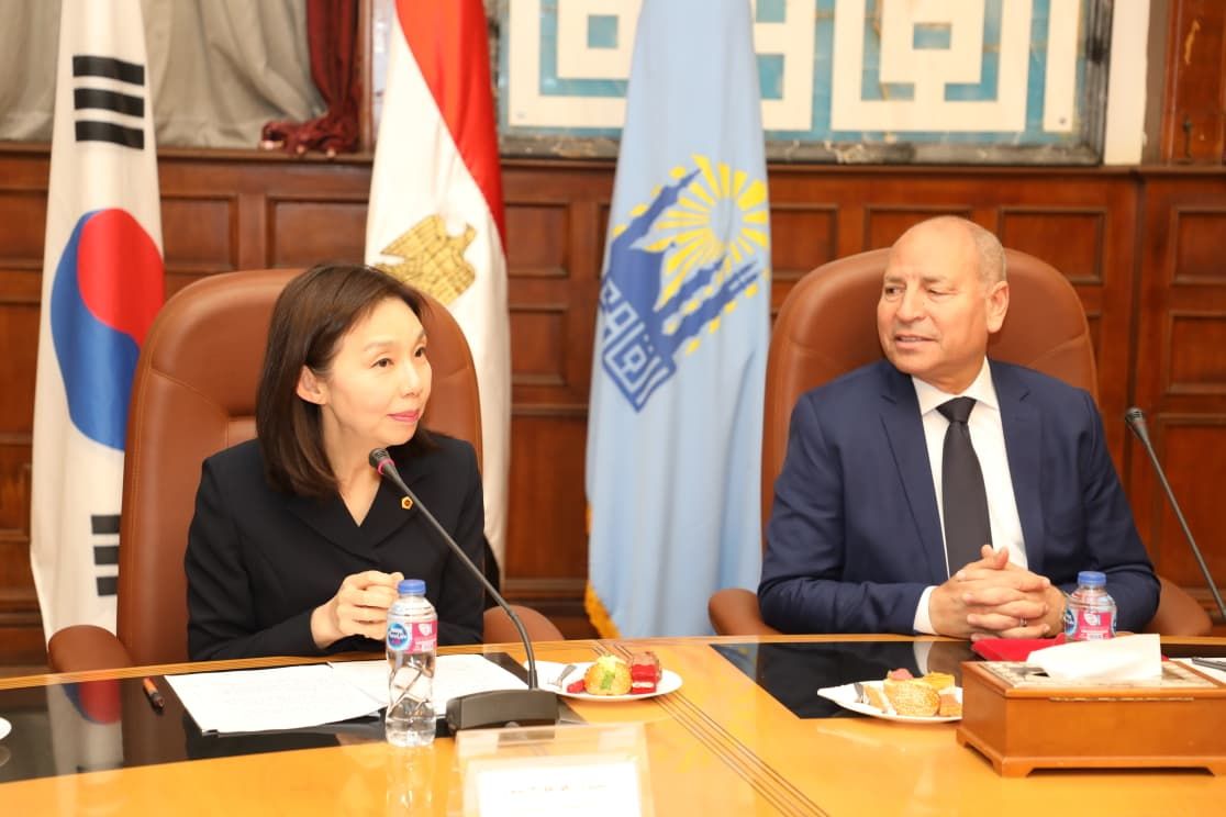 محافظ القاهرة مع وفد سول الكورية محافظ القاهرة مع وفد سول الكورية