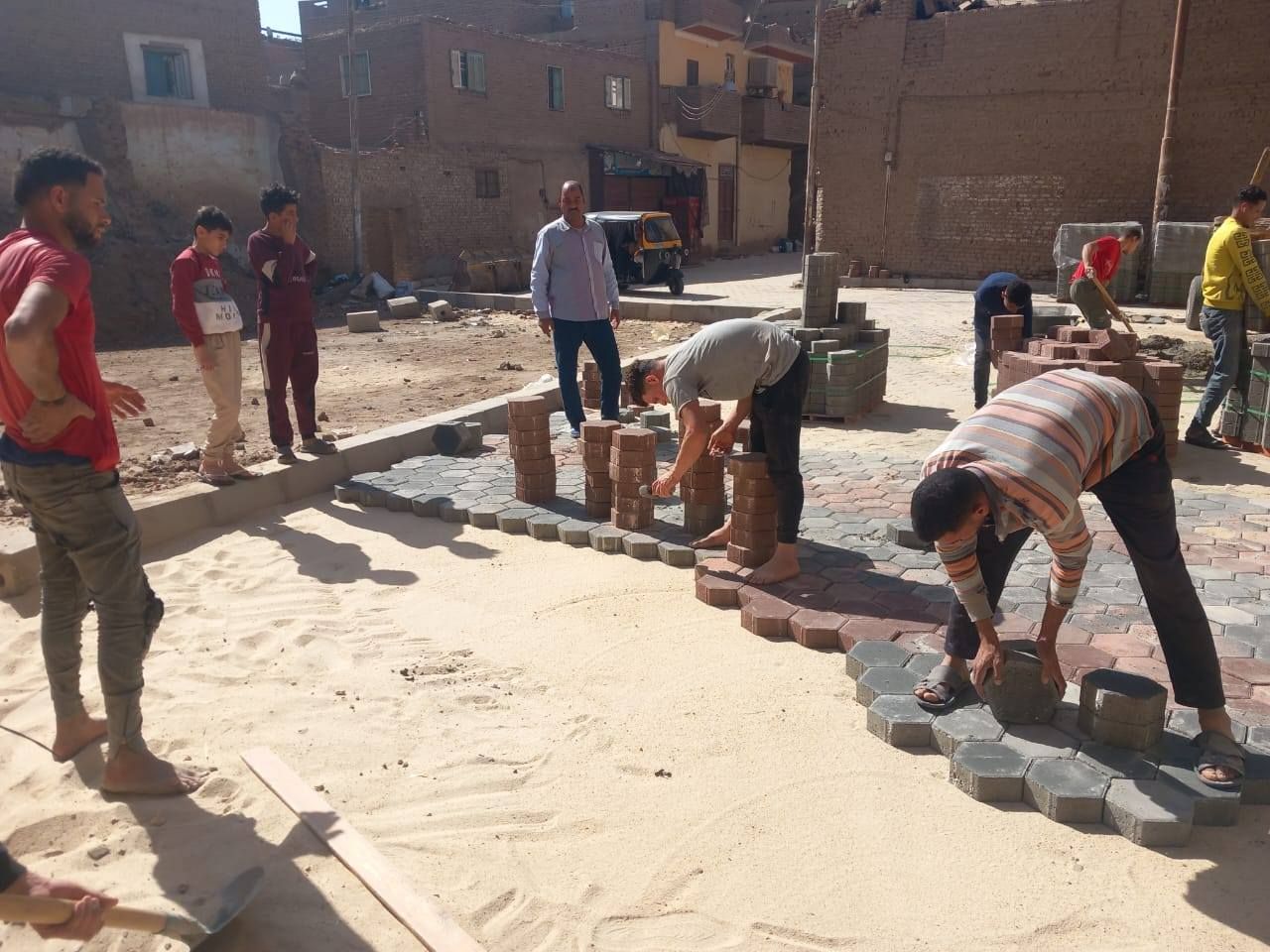 بلاط الإنترلوك يزين شوارع منطقة الراهبات بمنطقة أرمنت الحيط غرب الأقصر