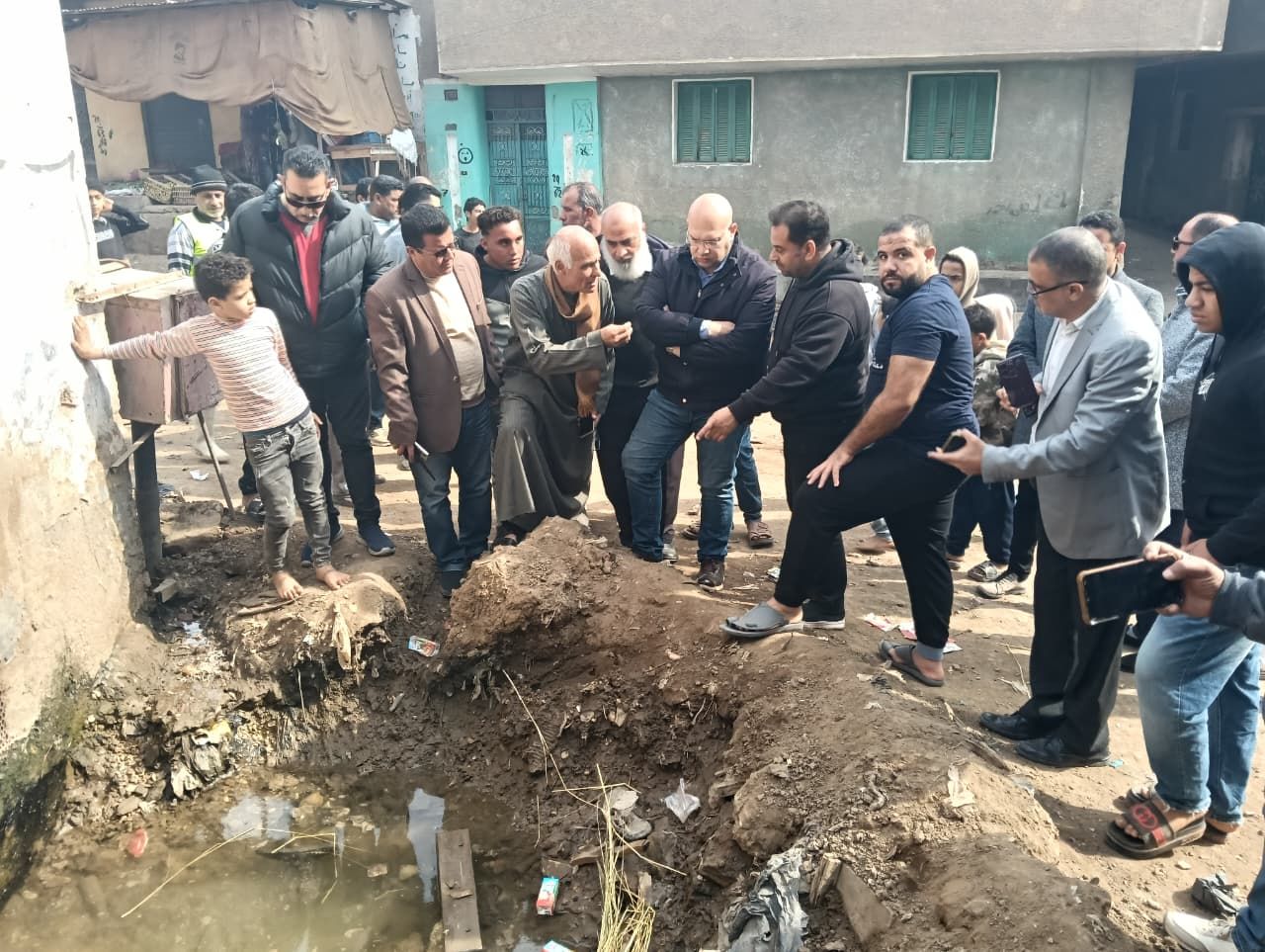 نائب محافظ الجيزة يتفقد منطقة المستودع بقرية الطرفاية لحل مشكلة تسرب المياه (1) نائب محافظ الجيزة يتفقد منطقة المستودع بقرية الطرفاية لحل مشكلة تسرب المياه (1)