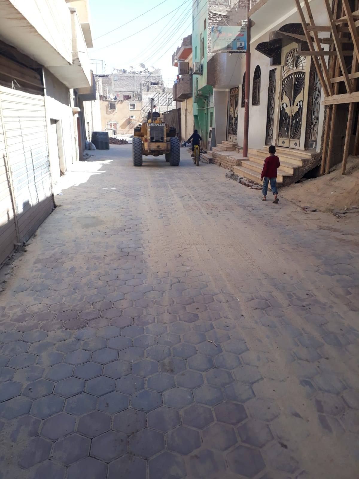 بلاط الإنترلوك يزين شوارع منطقة الراهبات بمنطقة أرمنت الحيط فى الأقصر