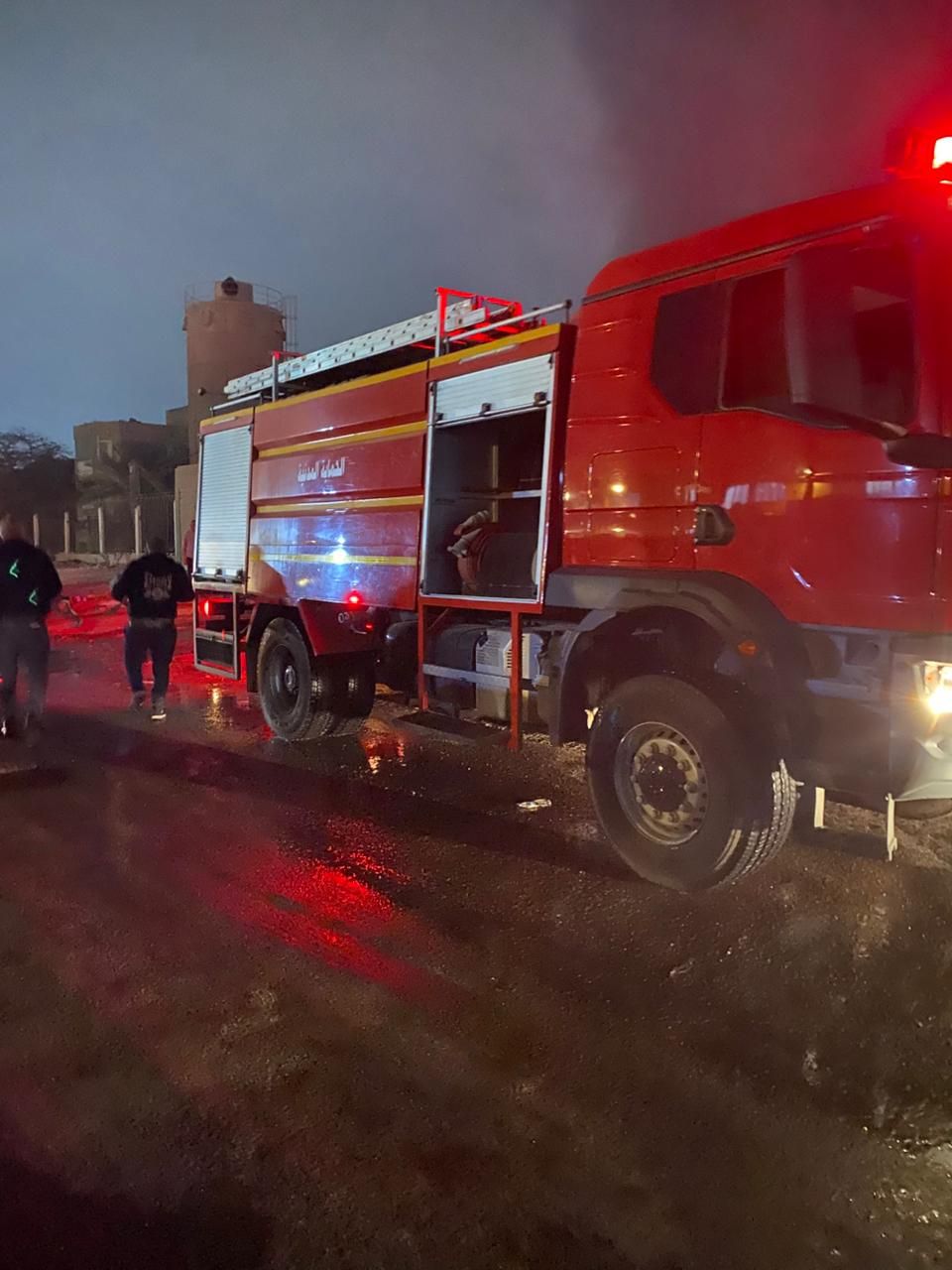 جانب من سيارات الإطفاء جانب من سيارات الإطفاء