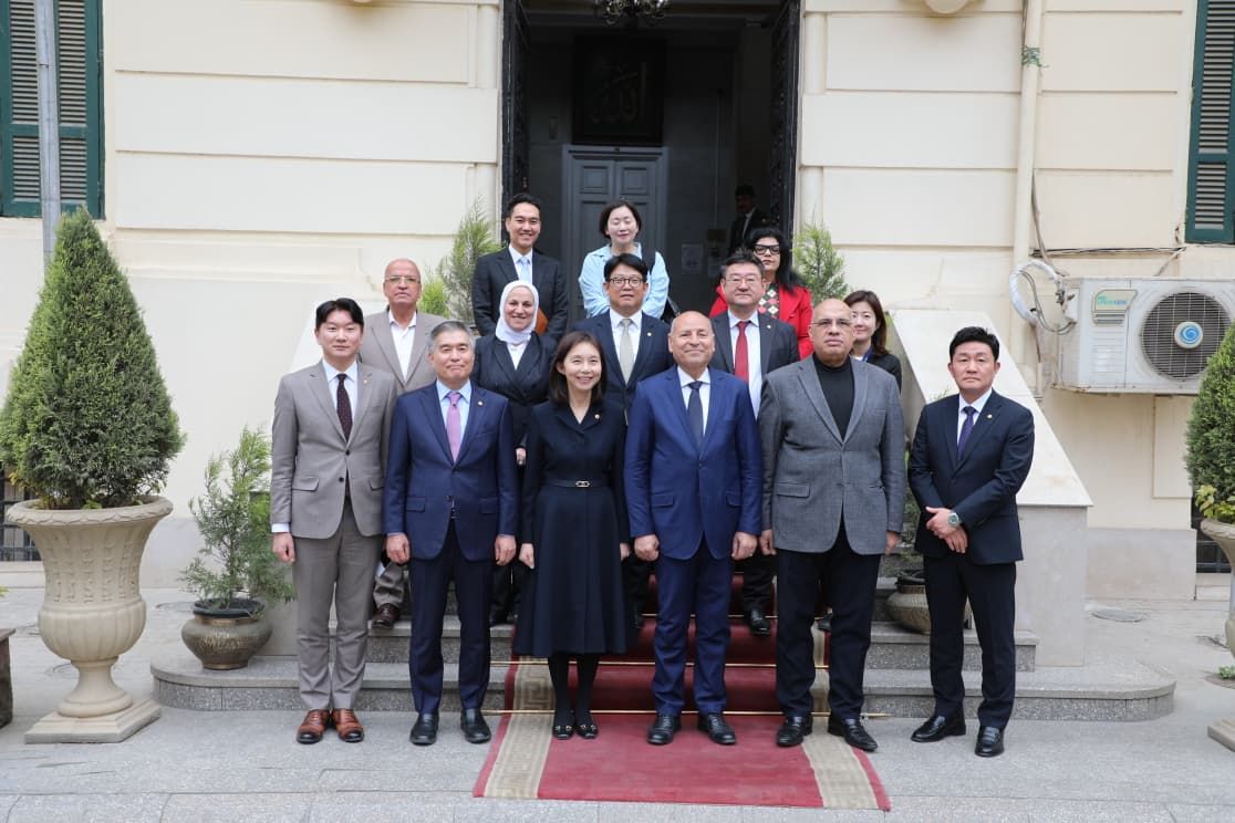 جانب من لقاء محافظ القاهرة مع وفد سول جانب من لقاء محافظ القاهرة مع وفد سول