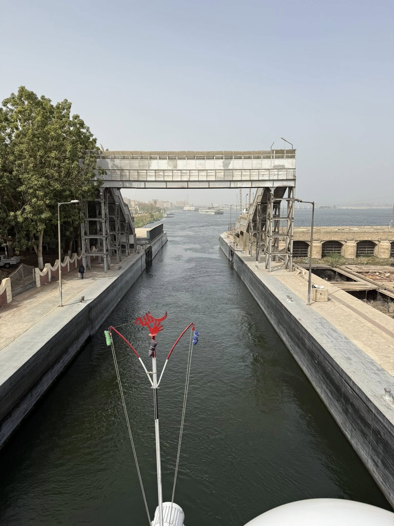 المتعة للسائحين مع عبور المراكب النيلية لمنطقة هويس إسنا ذهاباً وإياباً بالأقصر