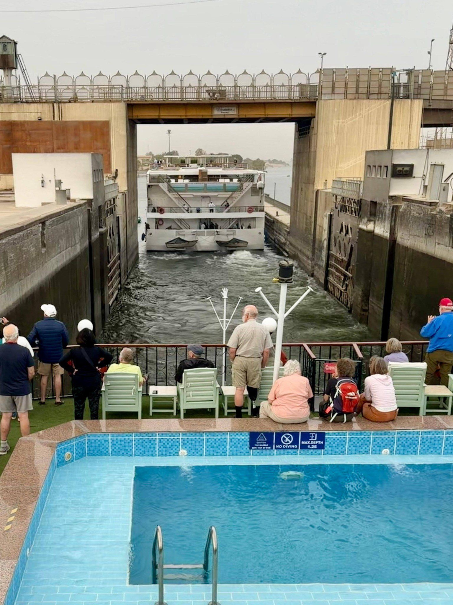 لحظات المتعة للسائحين مع عبور المراكب النيلية لمنطقة هويس إسنا