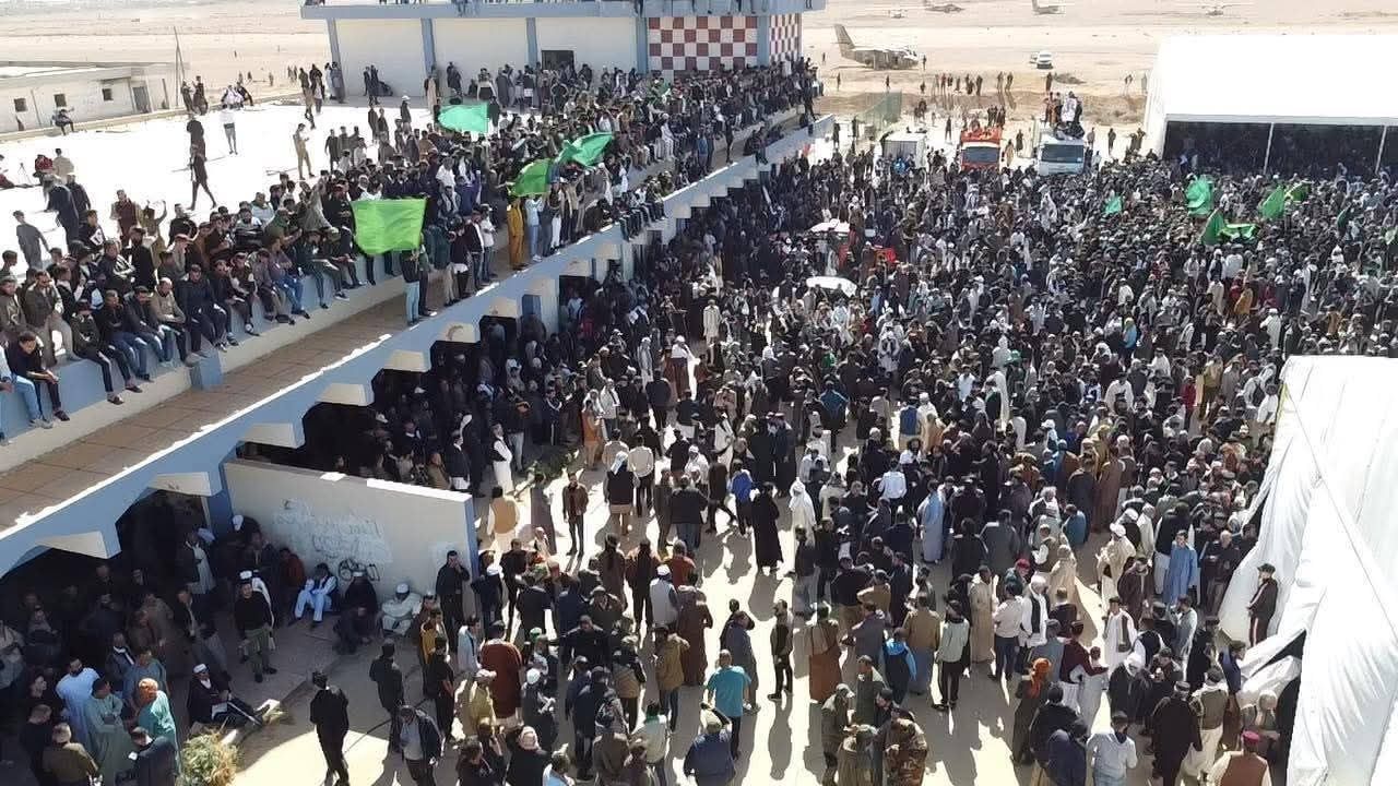 الحضور فى جنازة سيف الاسلام القذافي بعد دفن الجثمان