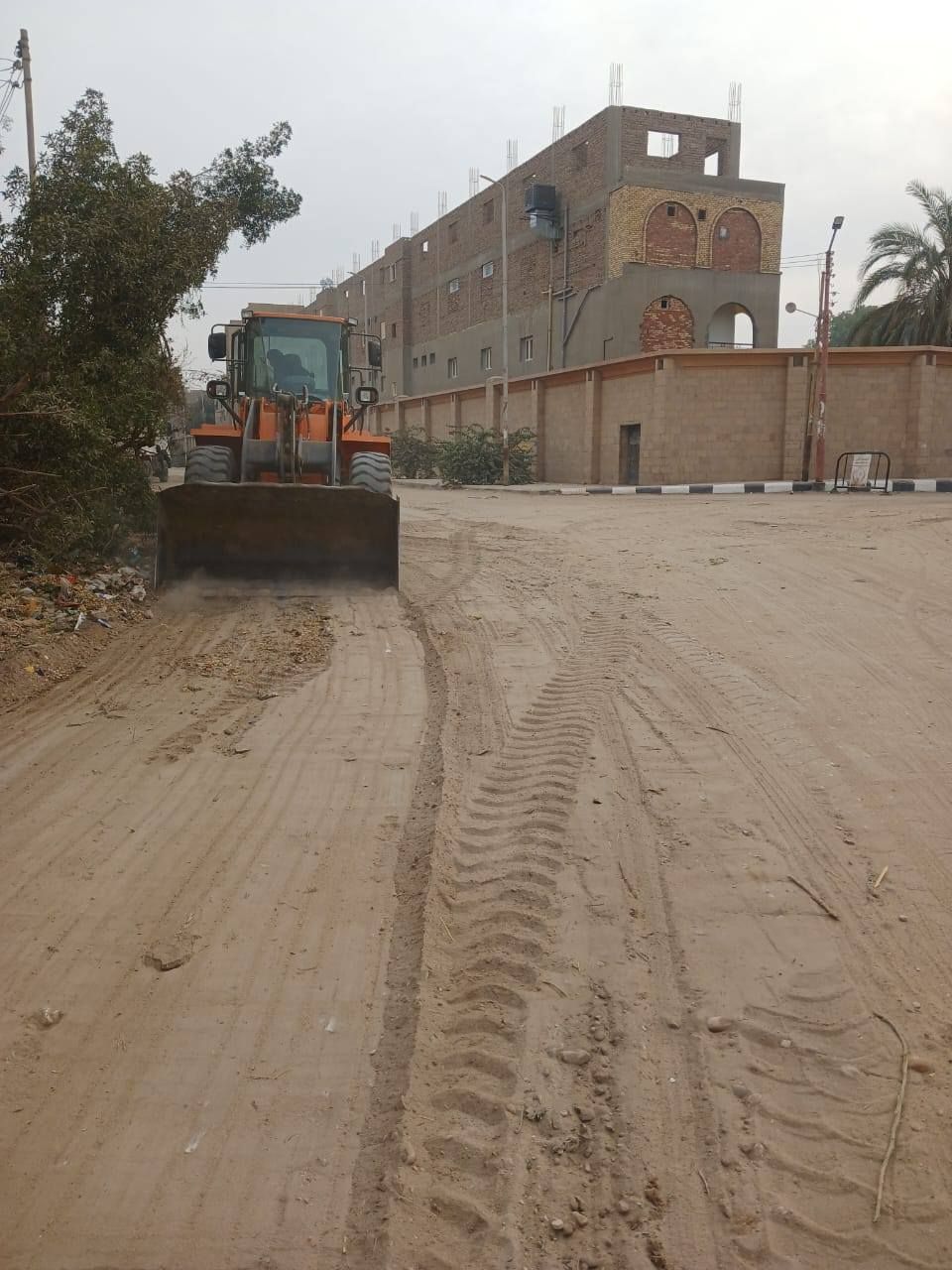 نظافة الميادين ورفع المخلفات بقرية العديسات بحرى نظافة الميادين ورفع المخلفات بقرية العديسات بحرى