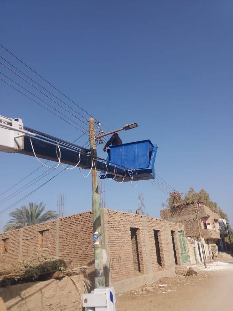 تركيب كشافات إنارة ونظافة الميادين بقرية العديسات بحرى تركيب كشافات إنارة ونظافة الميادين بقرية العديسات بحرى