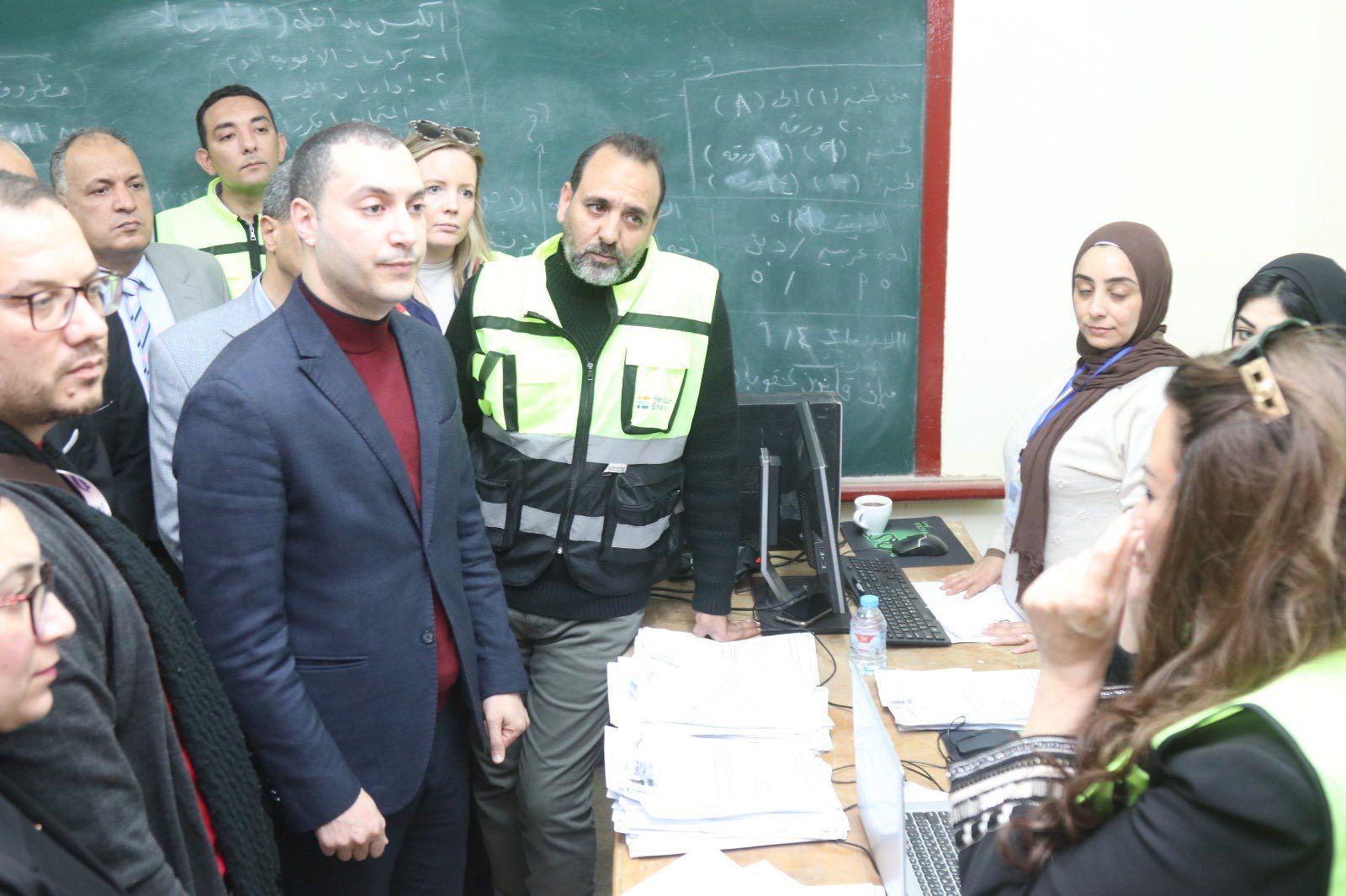 اجراء الكشف الطبي على المرضى