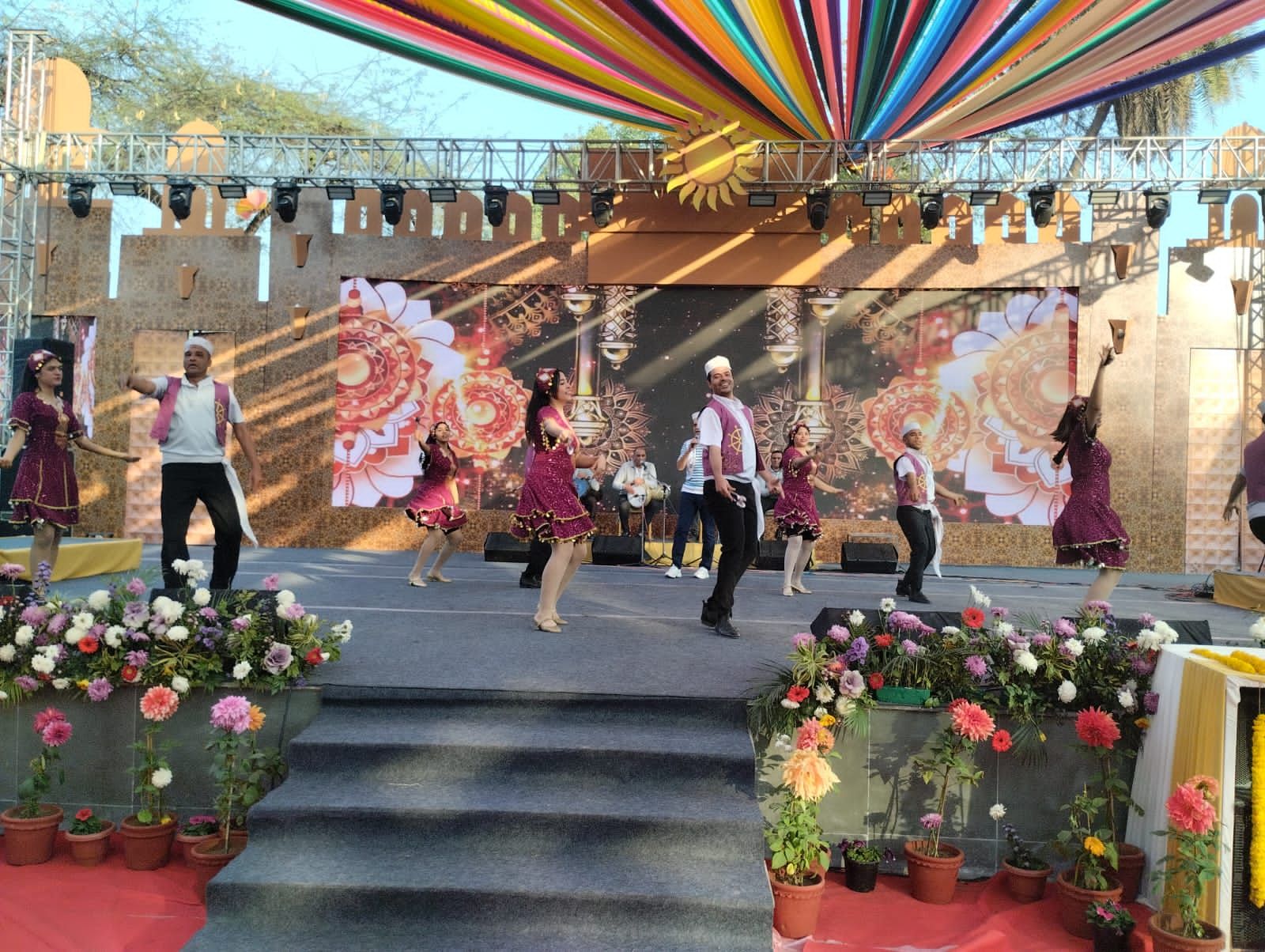 فرقة الإسماعيلية للفنون الشعبية تتألق فى مهرجان سوراج كوند