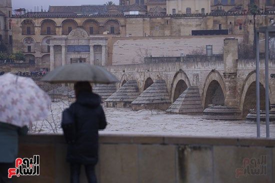 نظر الناس إلى نهر الوادي الكبير في قرطبة