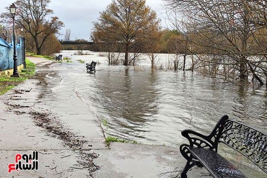 مياة الفيضانات تغلق الشوارع