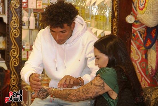 السياح-فى-السوق