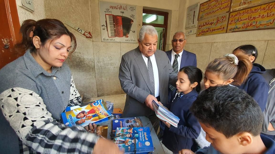 وكيل تعليم الأقصر يسلم الكتب المدرسية للطلبة بأول يوم دراسة