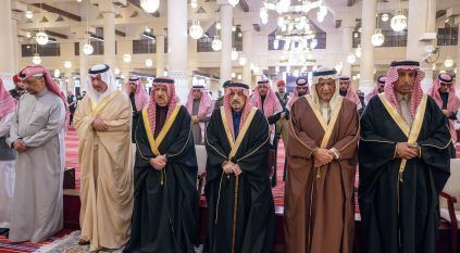 أمير الرياض يؤدي صلاة الميت على والدة الأمير شقران بن سعود بن عبدالعزيز