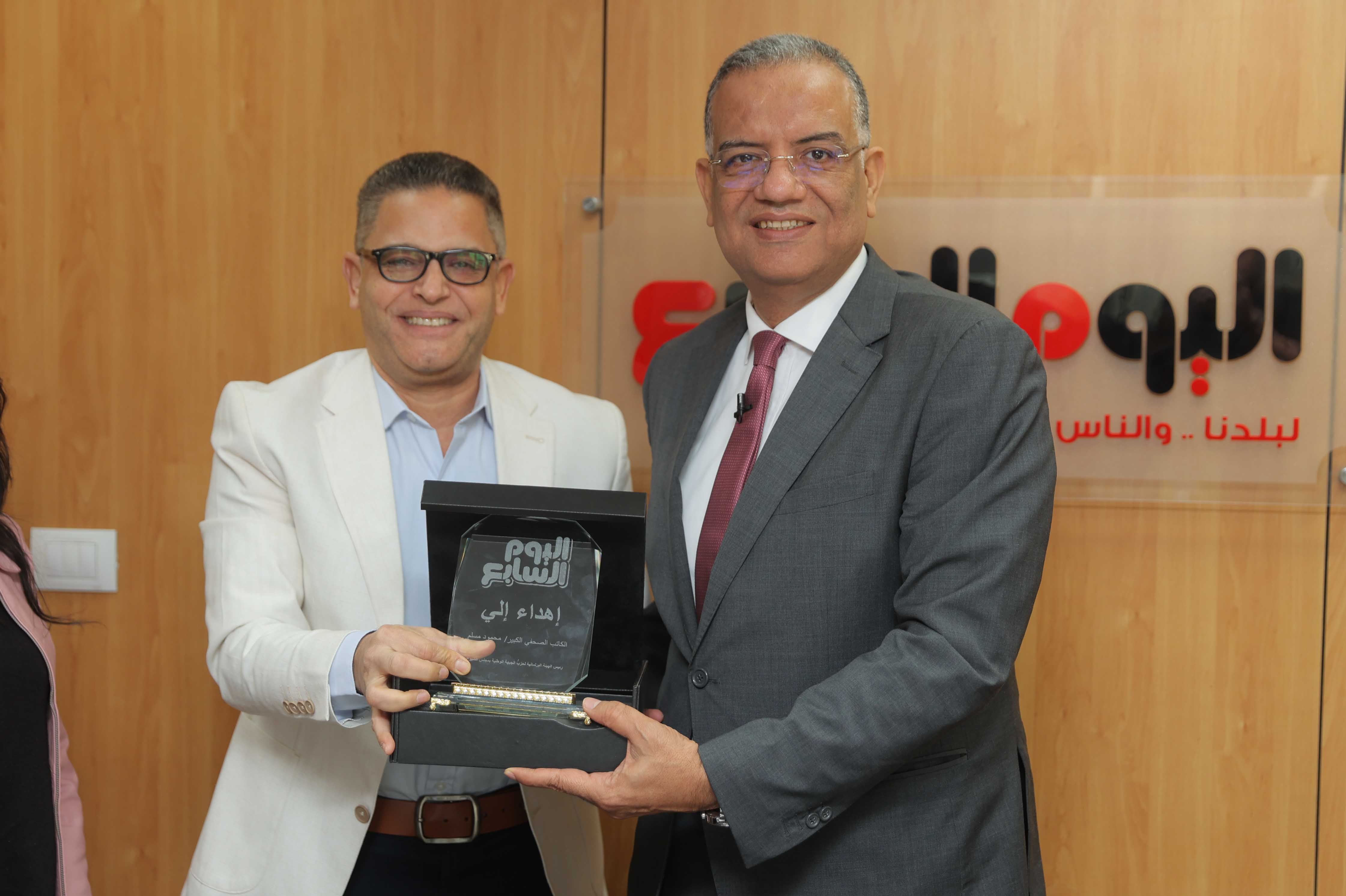 الأستاذ عبد الفتاح عبد المنعم يكرم الدكتور محمود مسلم الأستاذ عبد الفتاح عبد المنعم يكرم الدكتور محمود مسلم