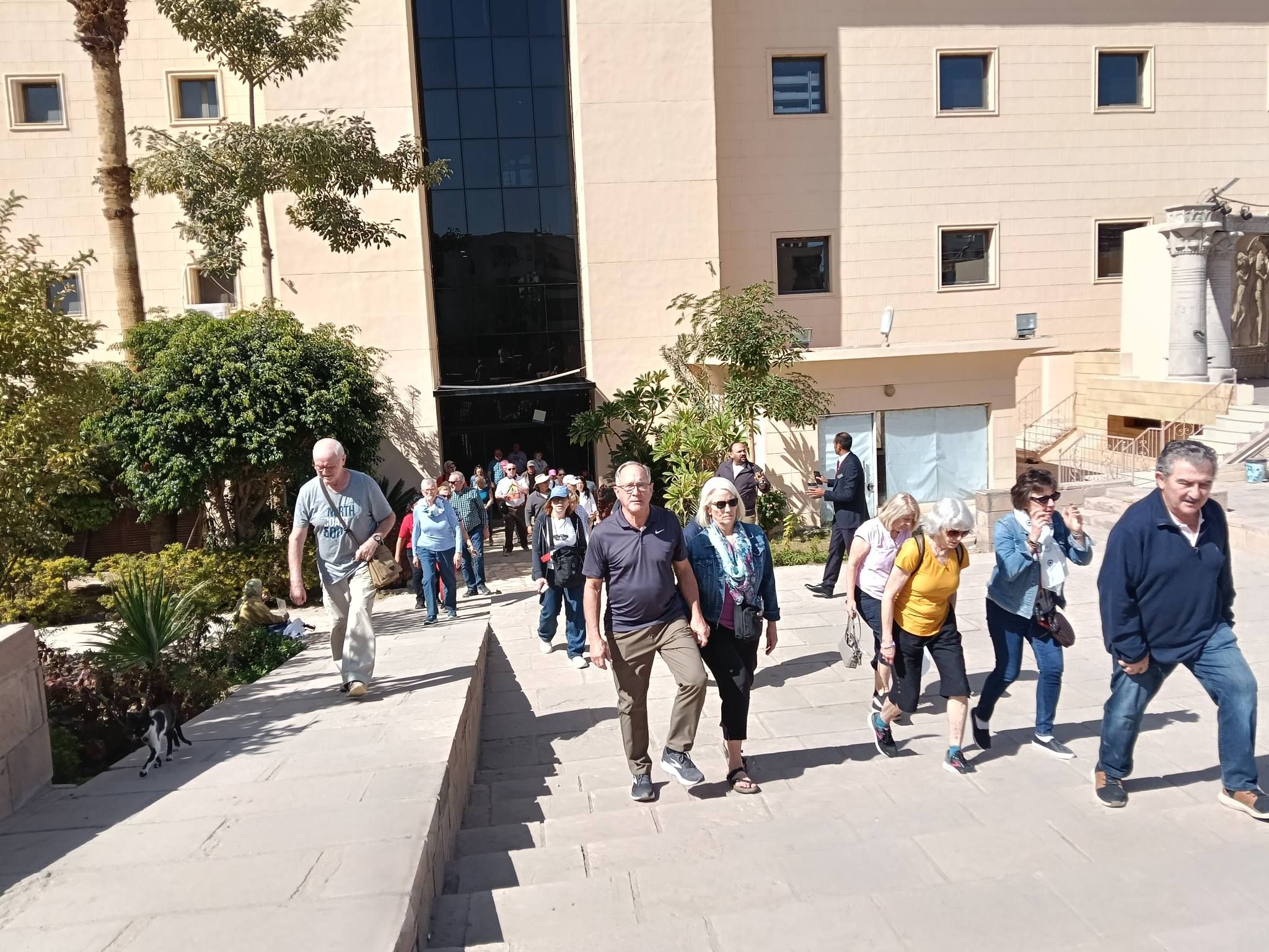 زيارات سياح العالم اليومية بمكتبة مصر العامة في الأقصر