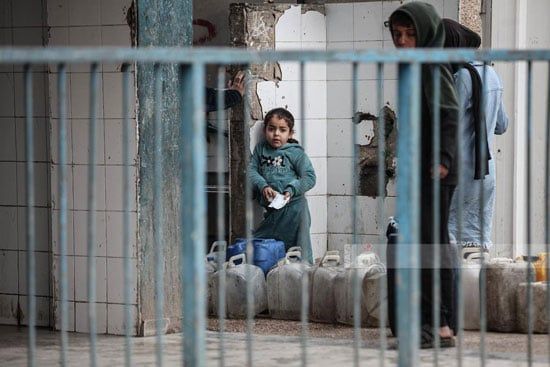 أطفال نازحين داخل مدارس الإيواء