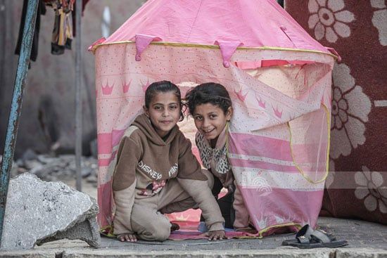 أطفال وسط خيام ممزقة