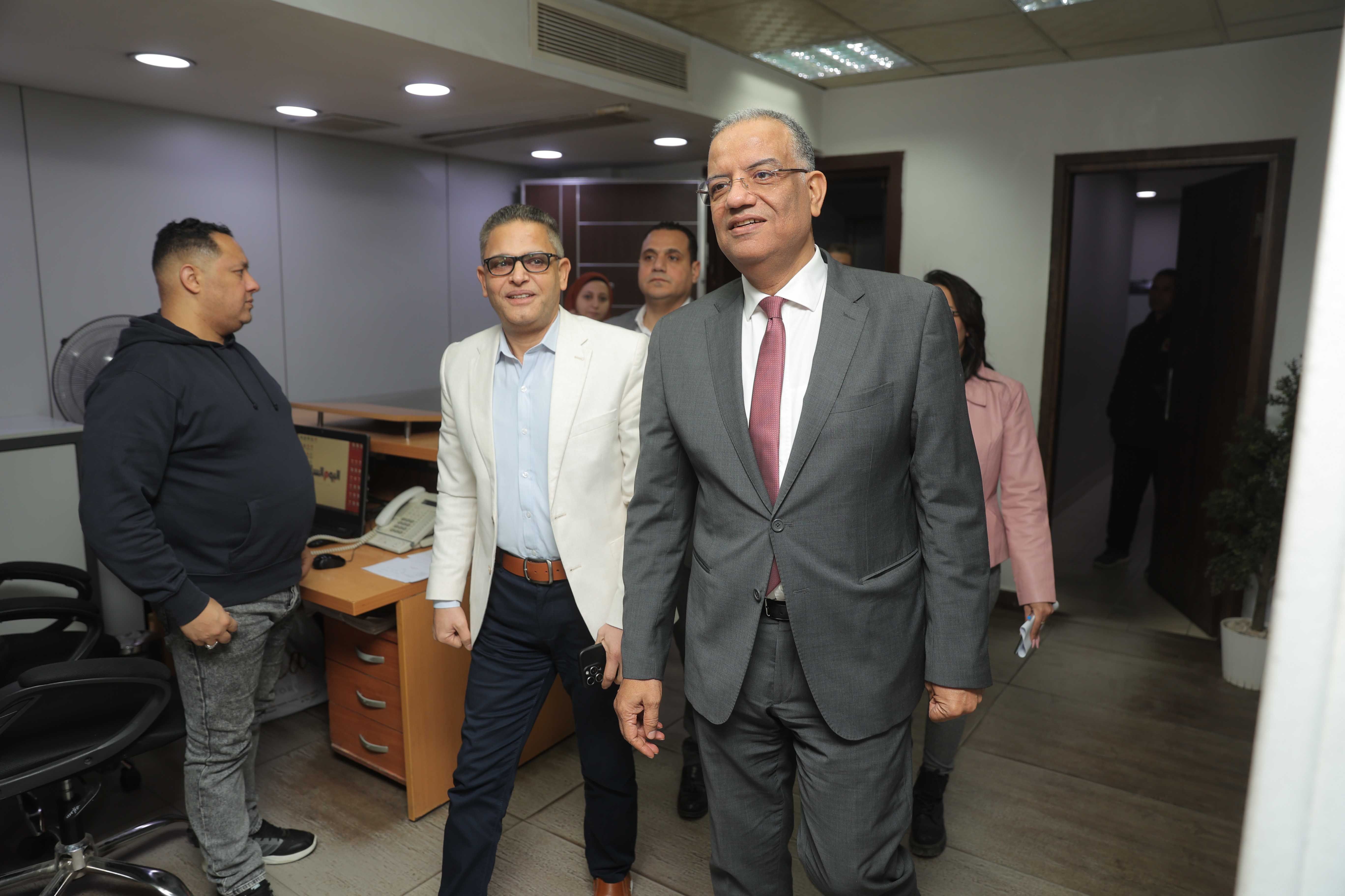 جانب من جولة الدكتور محمود مسلم لليوم السابع