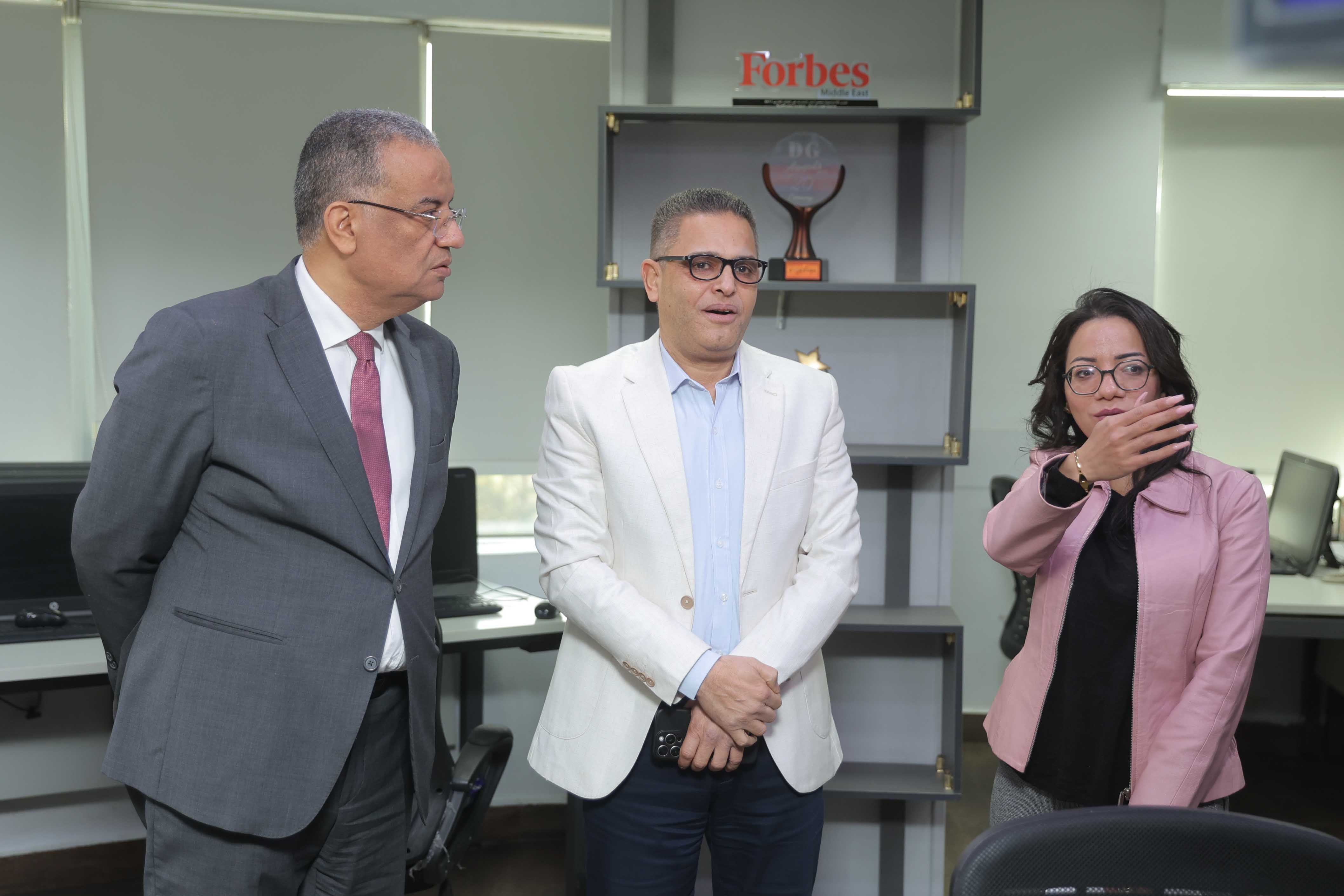 الزميلة إسراء بدر توضح للدكتور محمود مسلم الأقسام بصالة التحرير