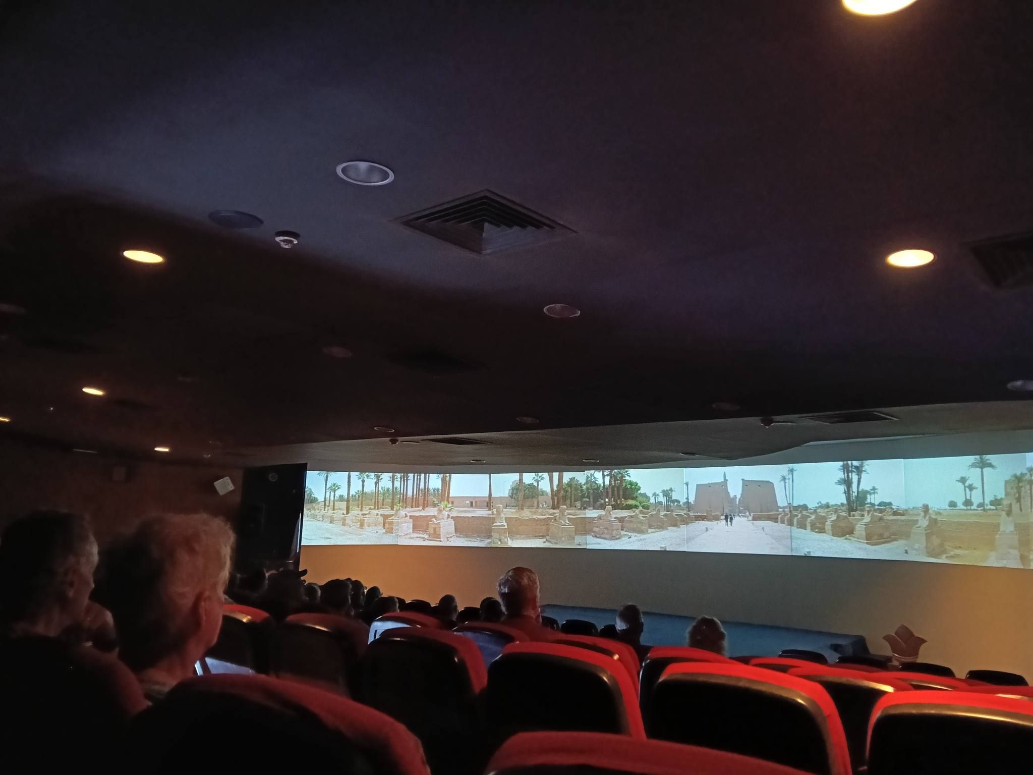 استمتاع السياح من حول العالم في قاعة الكالتشوراما بمكتبة مصر العامة