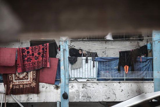 تكدس النازحين داخل مدارس الإيواء بمخيم البريج