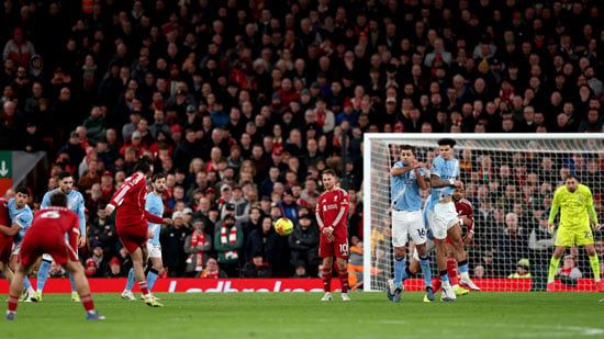 لحظة تسجيل هدف ليفربول الأول