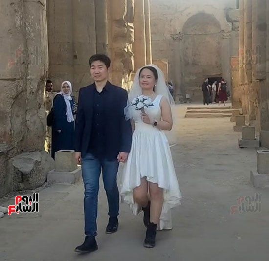 سائح-يحتفل-مع-زوجته-بفستان-وبدلة-الزفاف-في-معبد-الأقصر