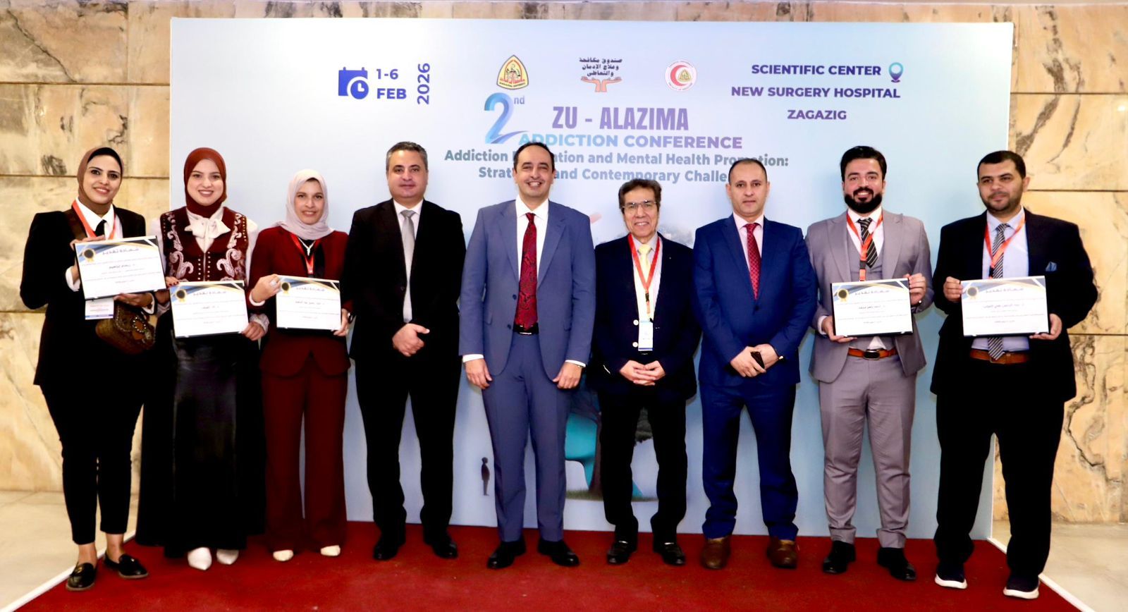 الدكتور عمرو عثمان يتوسط الباحثين الفائزين فى المسابقة بحضور الكاتب الصحفى مدحت وهبه