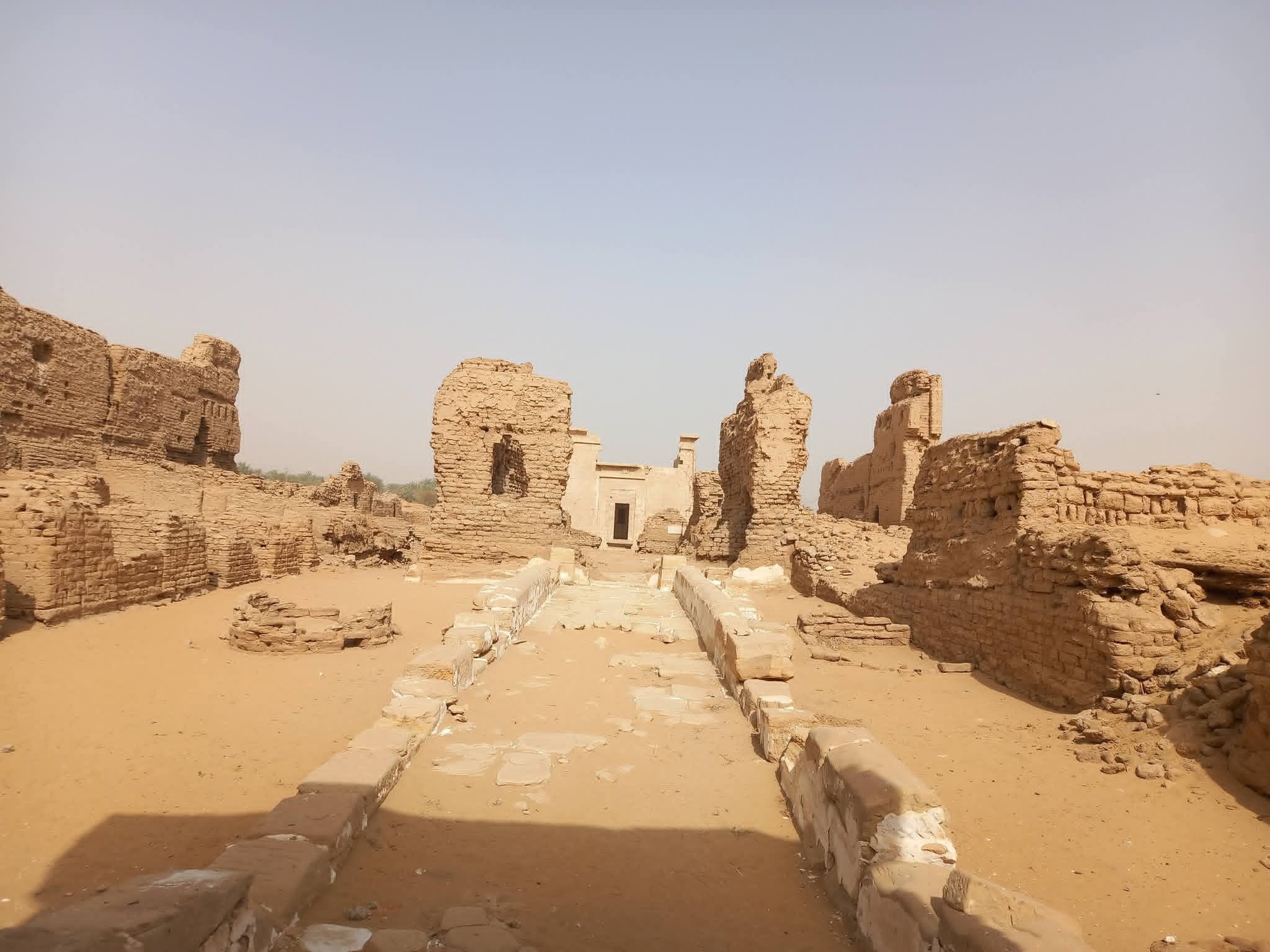 قلعة جبل الغويطة والمعبد الحصين بالوادى الجديد (5)