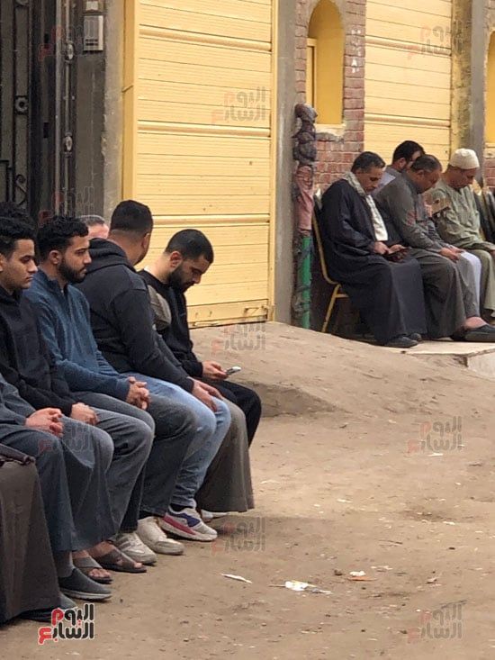 والد-محمد-صلاح-يستقبل-المعزيين-في-وفاة-جده-بنجريج.-(6)