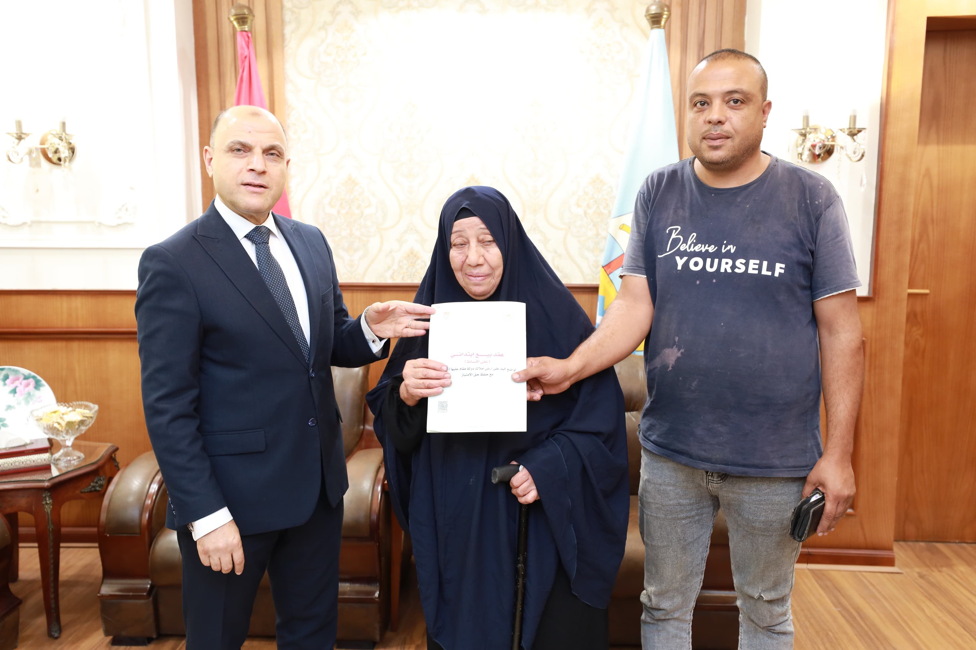 محافظ كفر الشيخ يسلم عقد تقنين