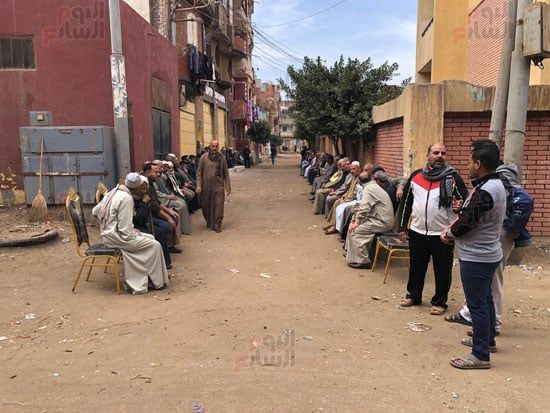 والد-محمد-صلاح-يستقبل-المعزيين-في-وفاة-جده-بنجريج.-(4)